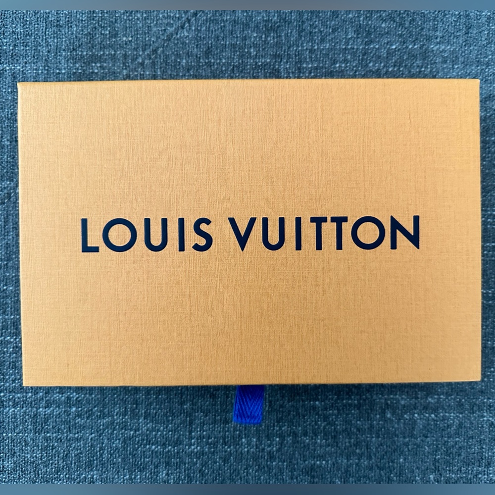 Louis Vuitton Wallet box with ribbon and dust cover. All pieces 100% Authentic